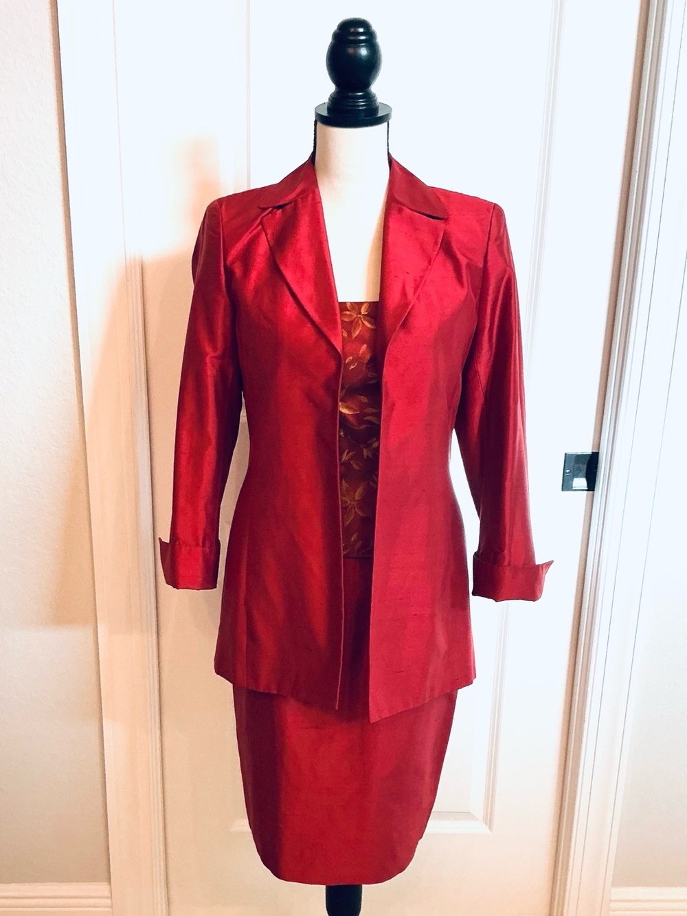 DANA BUCHMAN, 100% Silk 3 Piece Set in Red, Sz 4P Jacket & Skirt, Corset 6P, EUC